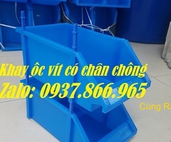 Khay có chân chống màu trắng, khay dùng phân xưởng cơ khí