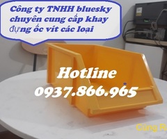 Khay có chân chống màu trắng, khay dùng phân xưởng cơ khí